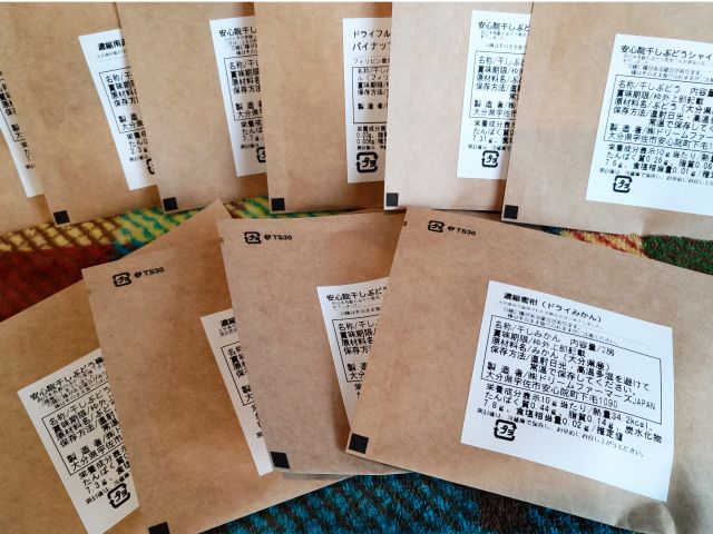 ドライフルーツ試食体験。各種2粒ずつ。