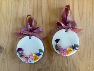 季節の花材を使ったアロマワックスサシェ