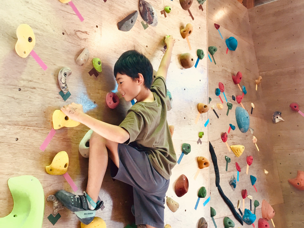 キッズ専用があり、3歳くらいから登っています。