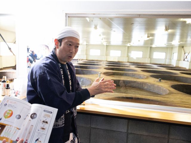 仕込み蔵の見学の様子。
