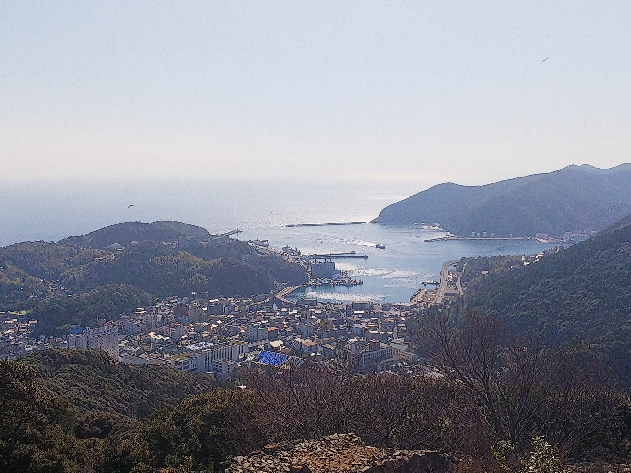 清水山城は、16世紀末の朝鮮出兵(文禄・慶長の役)に際し、肥前・名護屋城と朝鮮半島・釜山とを結ぶ兵站拠点として、天正19 (1591)年に築城された山城です。