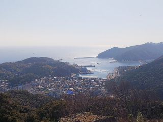 清水山城は、16世紀末の朝鮮出兵(文禄・慶長の役)に際し、肥前・名護屋城と朝鮮半島・釜山とを結ぶ兵站拠点として、天正19 (1591)年に築城された山城です。