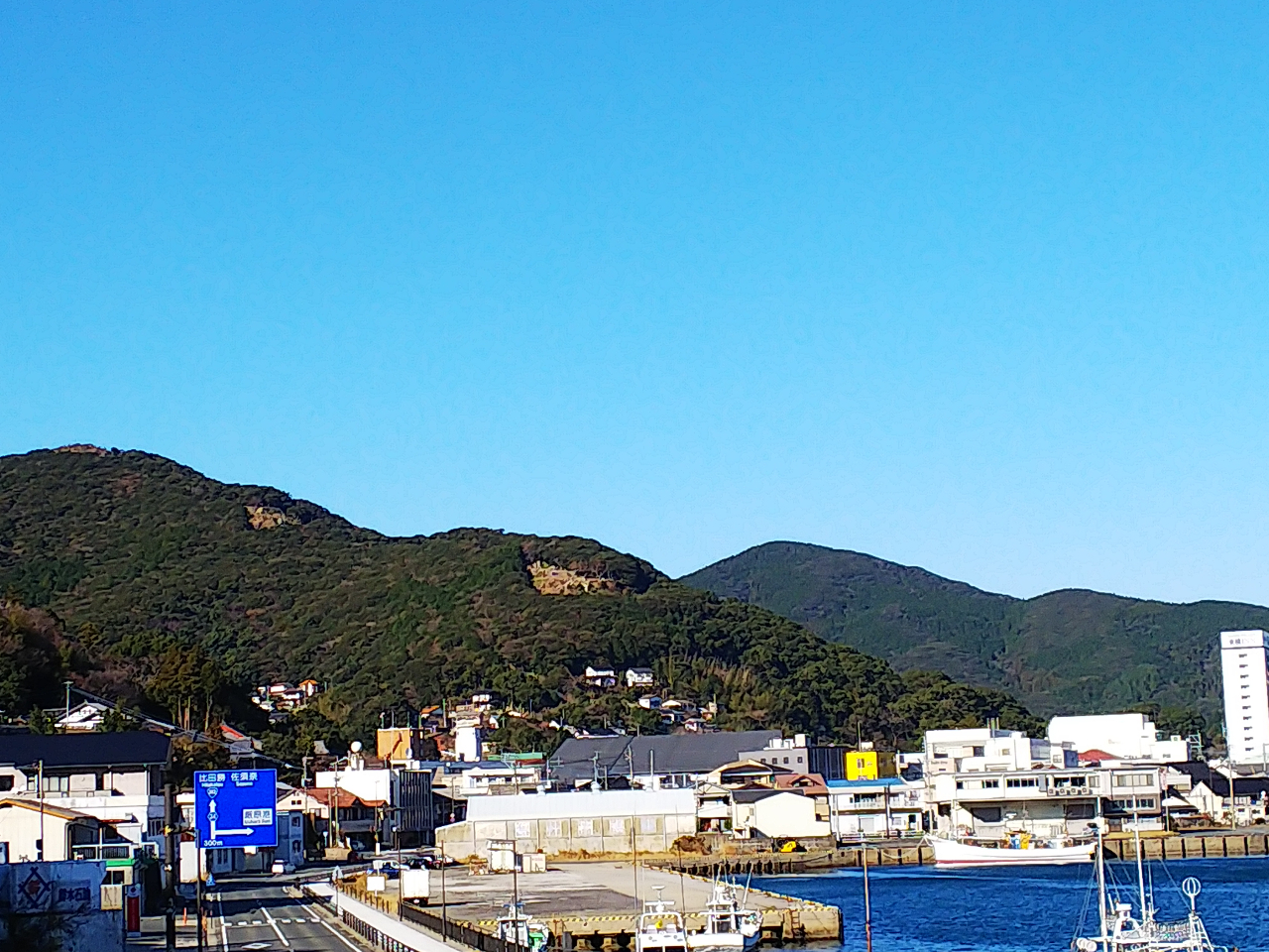 対馬の海の玄関口・厳原港から尾根沿いに東西約500mにわたり一ノ丸・二ノ丸・三ノ丸の三段の竪石垣が斜面を這うようにつながり、戦国末期の多様な石積みを見られます。