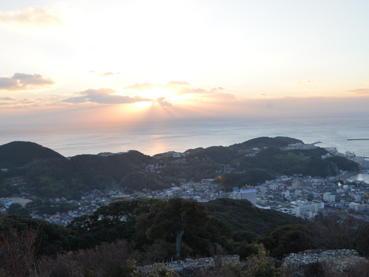 清水山城一の丸から見た初日の出の写真です。