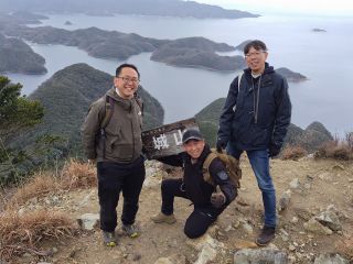 金田城がある城山山頂で記念撮影です。