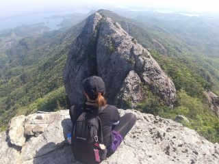 白嶽の雄岳山頂から、雌岳と朝鮮半島を臨みます。