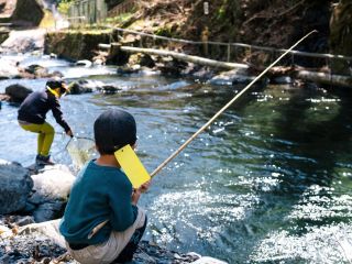 冬から春に変わっていく奥多摩 多摩川の源流域の森林と清流のなかでニジマス釣り放題プラン 手ぶらでok じゃらんポイント クーポンでお得に体験 峰谷川 渓流釣場 じゃらん遊び体験