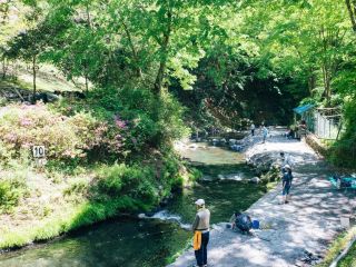 冬から春に変わっていく奥多摩 多摩川の源流域の森林と清流のなかでニジマス釣り放題プラン 手ぶらでok じゃらんポイント クーポンでお得に体験 峰谷川 渓流釣場 じゃらん遊び体験