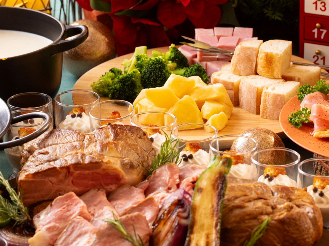 おすすめはシェフがその場でカットするローストポーク!