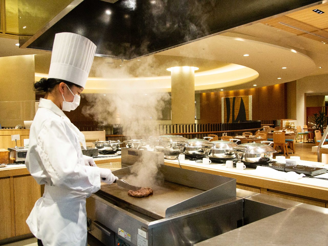 ディナーは牛肉のカットステーキが登場!