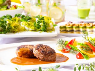 ライブキッチンで仕上げるハンバーグが食べ放題!