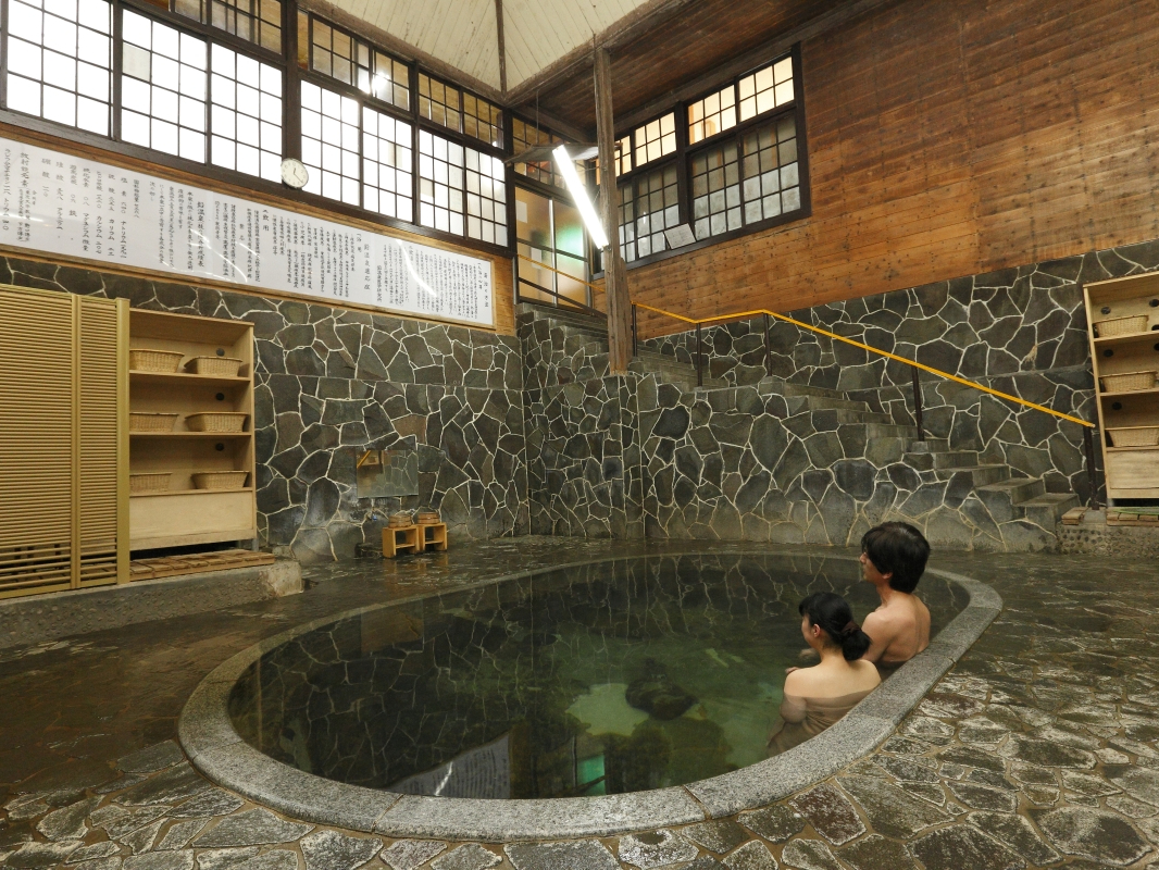 日本一深い自噴天然岩風呂「白猿の湯」(混浴/時間帯により女性専用)