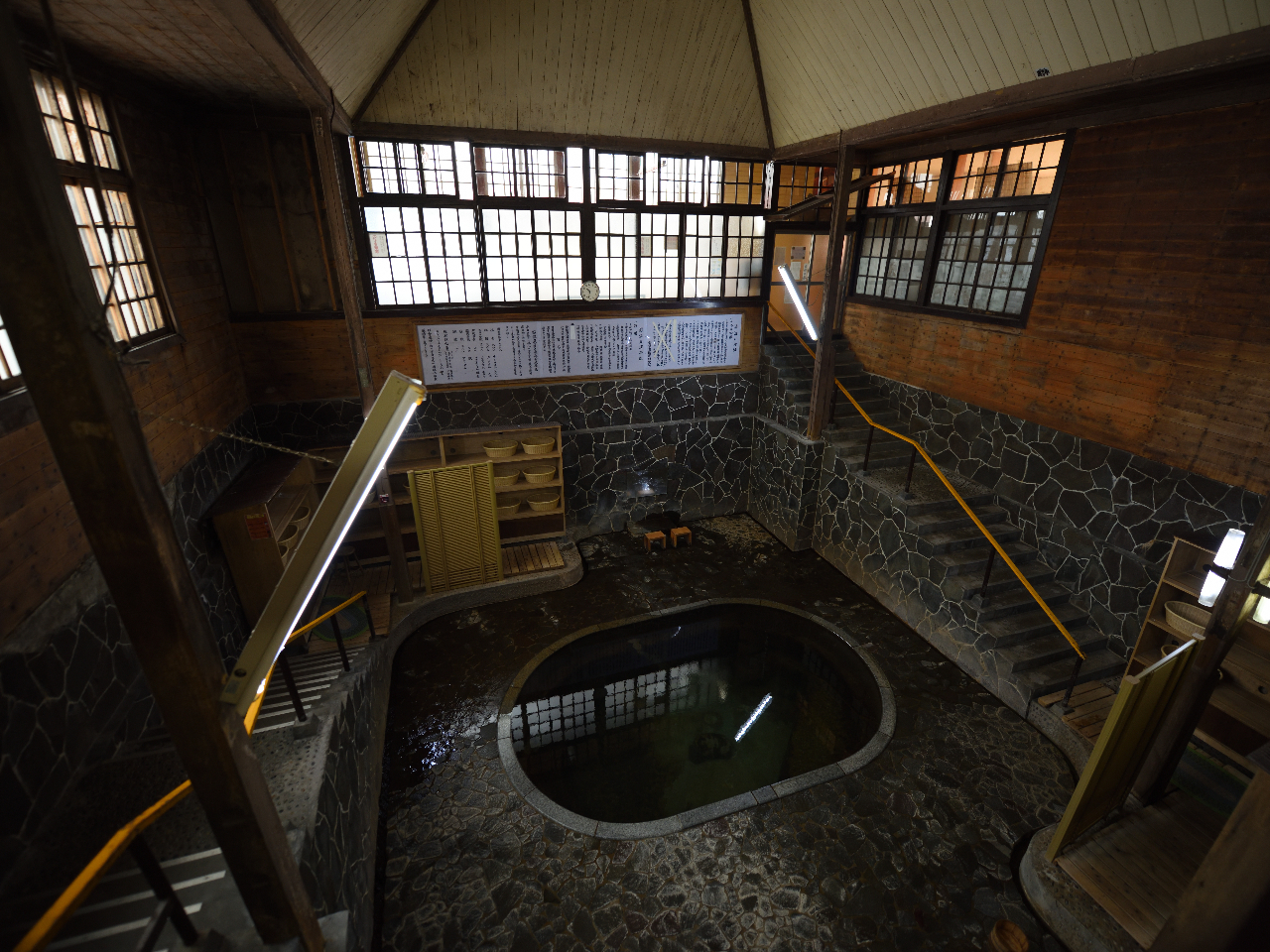 日本一深い自噴天然岩風呂「白猿の湯」(混浴/時間帯により女性専用)