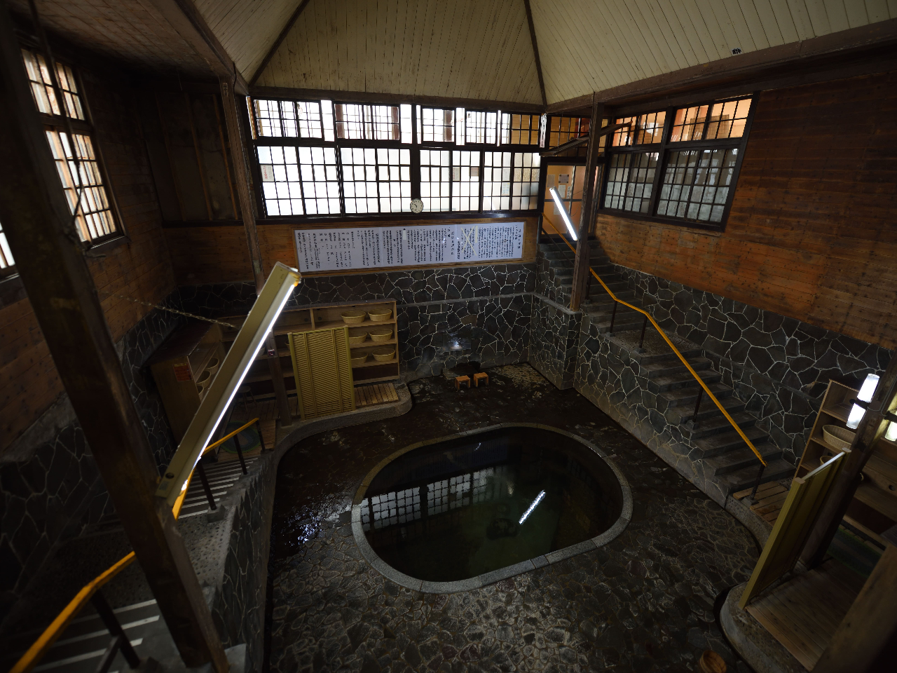 日本一深い自噴天然岩風呂「白猿の湯」(混浴/時間帯により女性専用)