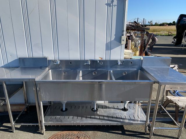 大型シンク2ヶ所増設しました。