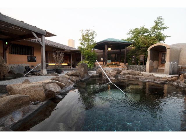 季節を感じられる開放的な露天風呂