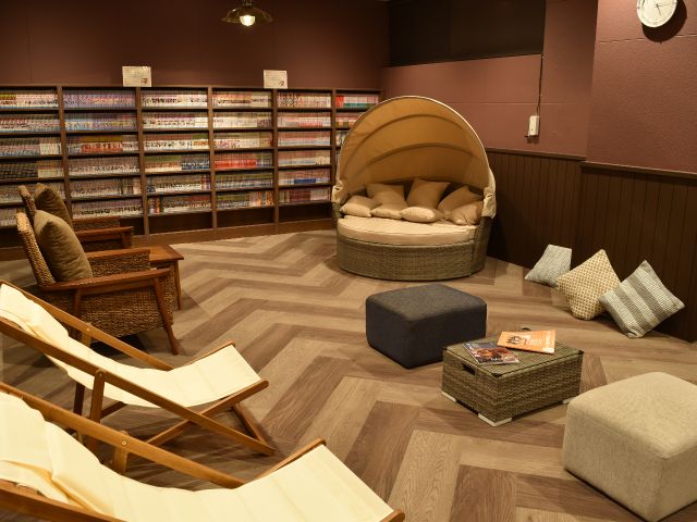 2500冊のマンガや雑誌がゆっくり読めるリラックスラウンジ