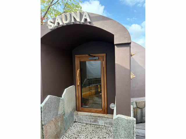 露天風呂にあるフィンランド式サウナ