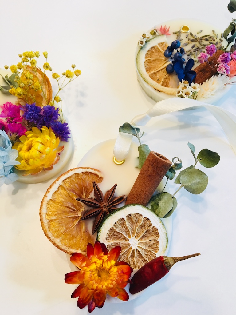 お好きなお花をたくさん飾り付けてください