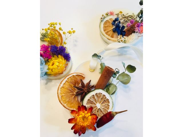 お好きなお花をたくさん飾り付けてください