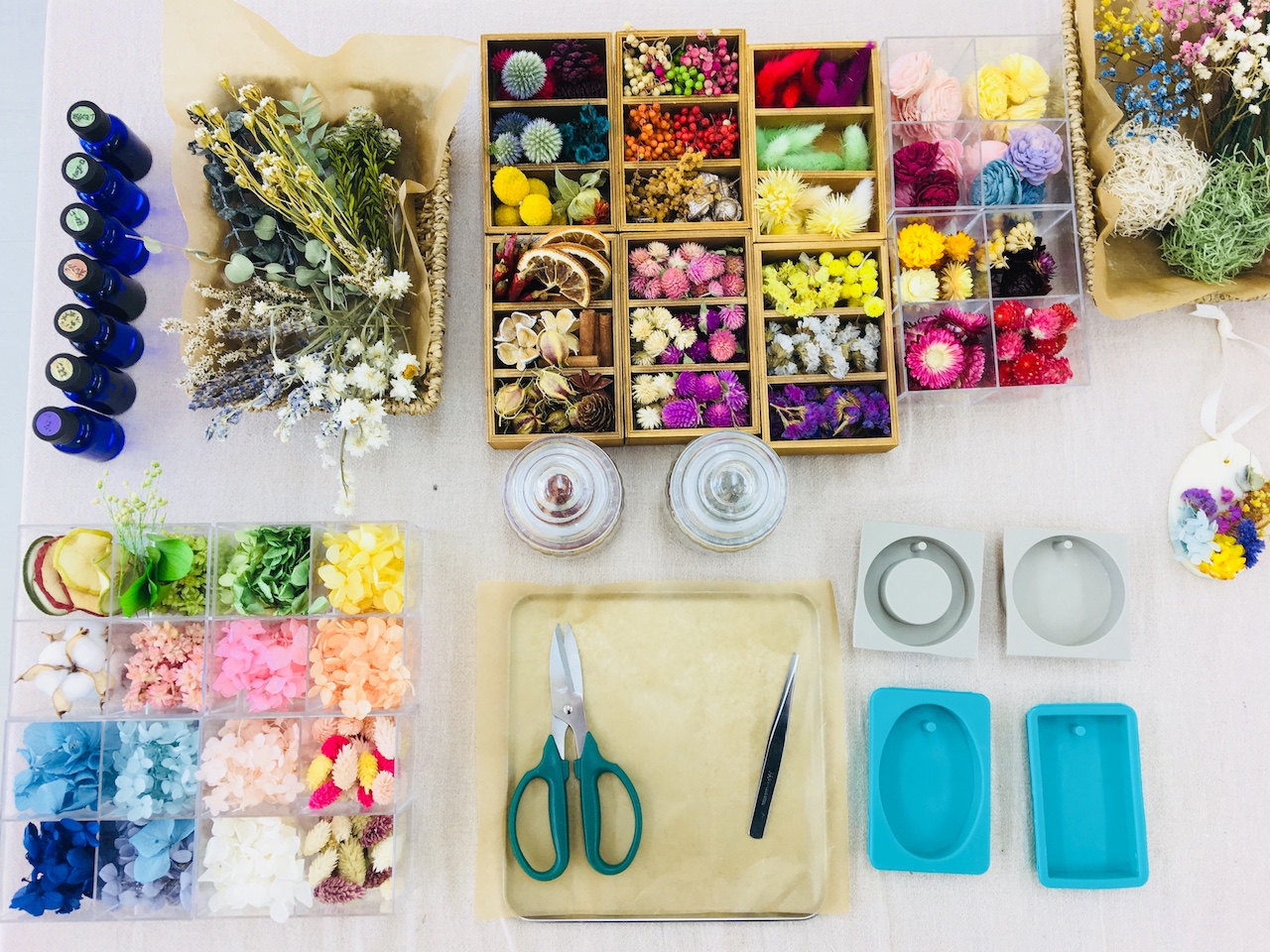 たくさんお花をご用意してお待ちしてます。(花材は季節によって異なります。)