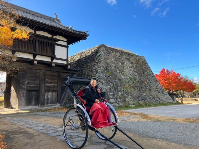 ピラミッドのような大手門の石垣