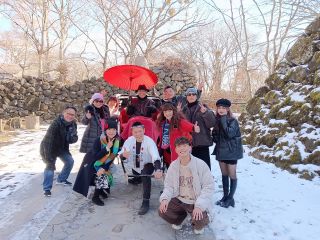 雪と苔むす石垣とのコントラストが美しい冬の懐古園。