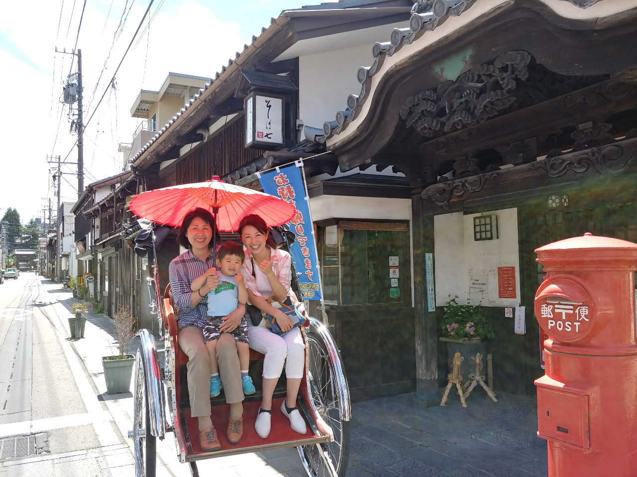北国街道の古い町並みと人力車