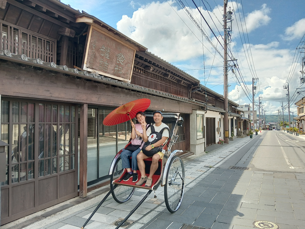 北国街道の古い町並みと人力車