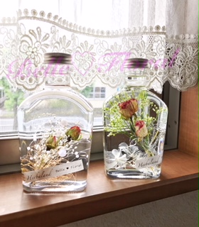 ウイスキーボトルに花束風にアレンジ