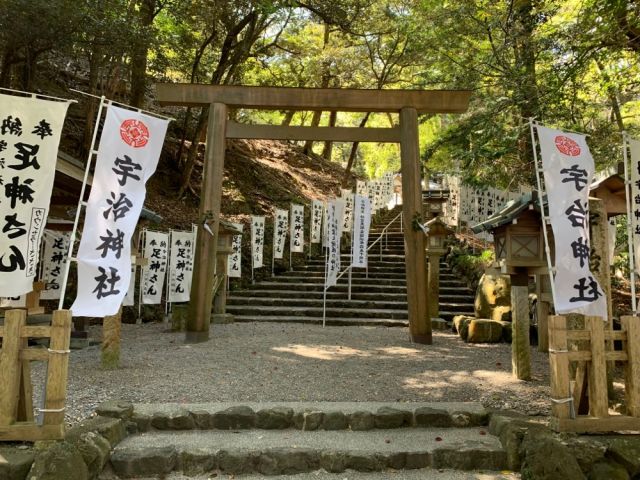 D通称《足神さん》と呼ばれる宇治神社。マラソンランナーの野口みずきさんがオリンピック前に祈願してアテネで金メダルをとられた知る人ぞ知る神社です。