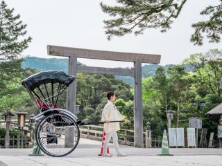 E伊勢神宮 内宮鳥居前・おはらい町入口。こちらでお待ちしております!