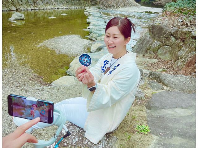 C神宮の森に入り五十鈴川の上流へ進むと、ガイドブックには載っていない《飛び石》がある。この場所の空気を吸い込んで全身に巡らせてみてほしい。