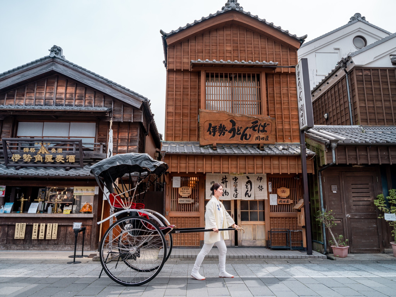 おはらい町の様子。食べ歩きのメニューがたくさんあります。