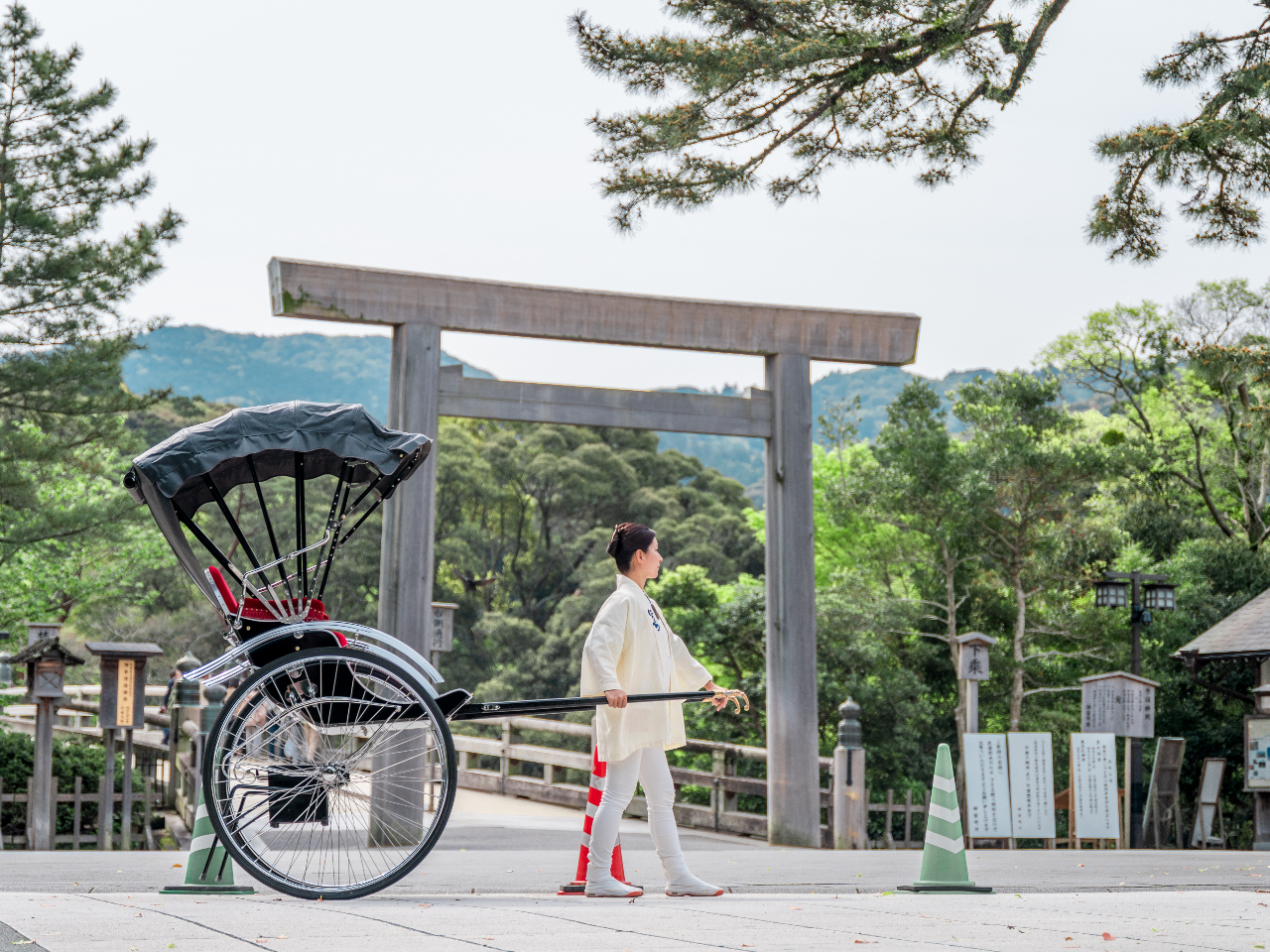 伊勢神宮 内宮鳥居前・おはらい町入口。こちらでお待ちしております!