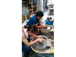 電動ろくろを使って本格的に陶芸体験♪