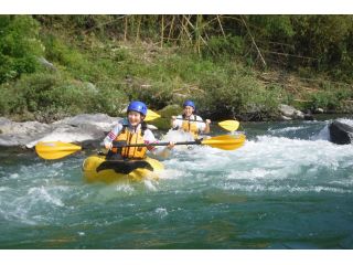 川下り体験 空気で膨らませたカヤック ダッキー で長瀞川下り トラベルコ