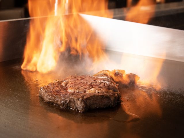 鉄板で焼き上げるステーキランチ