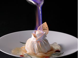 フランべで焼き色を付ける、華やかな桃のベイクドアラスカ。