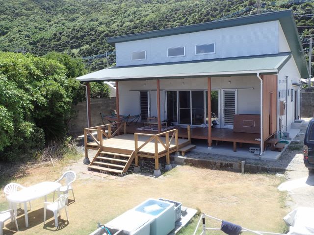 最初は背の立つ浅いところで水慣れするところから始めます。