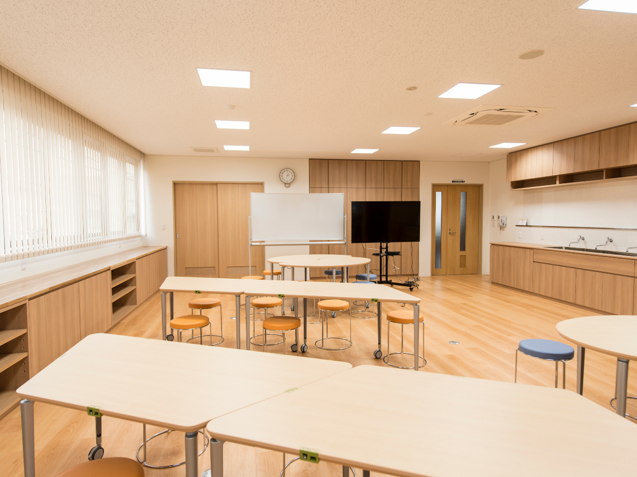 明るい体験教室でおこないます。