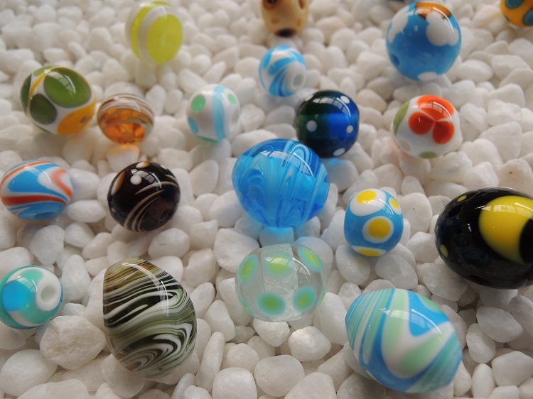 色とりどりのトンボ玉 模様のお好きなものに。