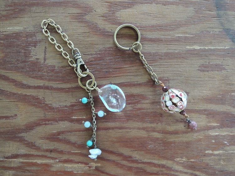 手作りのトンボ玉をキーホルダーに。