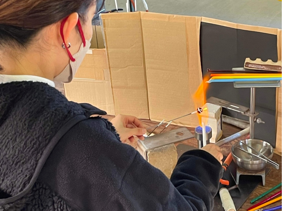 バーナーの火でガラスを溶かす