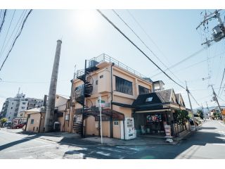 大きな煙突がある銭湯『船戸湯』 駐車場(14台)ご用意あり