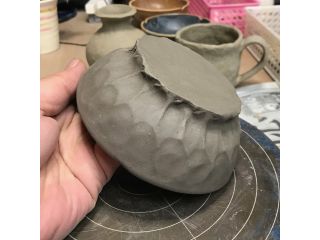 事前に用意した小鉢.半乾きで適度に硬くなったもの.