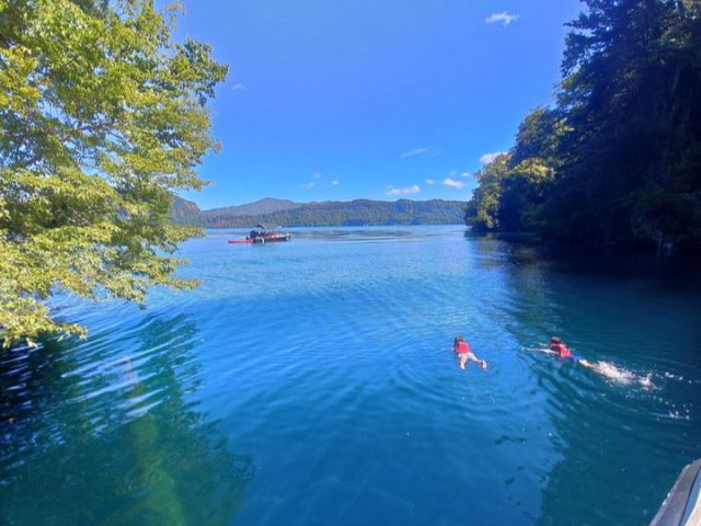 比較的空いている日は水遊びもできます。帰りのボートで風を浴びれば衣類はほぼ乾きます。