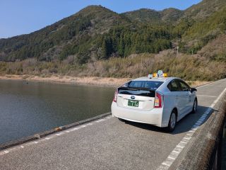 タクシーで名越屋沈下橋を渡ります。