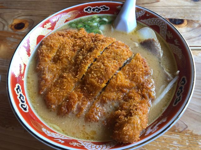 自由軒の味噌カツラーメンです。
