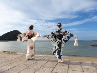 萩自慢の 菊が浜の海岸沿いも着物で楽しめます。